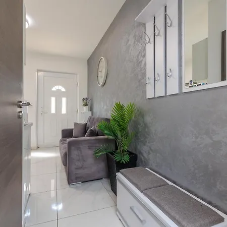 Ema Apartment *